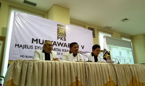 Presiden PKS, Sohibul Iman (tengah) memberikan keterangan terkait hasil Musyawarah Majelis Syurah PKS ke V, di Kantor Pusat PKS, Jakarta Selatan, Ahad (5/3).