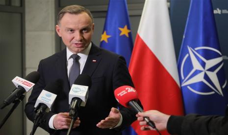  Presiden Polandia Andrzej Duda berbicara selama konferensi pers setelah pertemuan Komite Pemerintah untuk Urusan Pertahanan dan Pertahanan Nasional di kantor pusat Biro Keamanan Nasional di Warsawa, Polandia, 16 November 2022. Presiden Andrzej Duda dan Presiden AS Joe Biden melakukan percakapan telepon setelah laporan yang menuduh bahwa rudal Rusia menghantam wilayah Polandia. Kepala negara Polandia juga berbicara dengan Sekretaris Jenderal NATO Jens Stoltenberg. Polandia telah memutuskan untuk meningkatkan kesiapan beberapa pasukan militernya dan dinas berseragam lainnya di wilayahnya. Pemerintah telah mengkonfirmasi ledakan yang menewaskan dua orang di sebuah desa di Polandia timur pada 15 November, yang disebabkan oleh rudal Rusia.