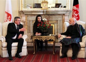 Presiden Polandia, Bronislaw Komorowski (kiri), melakukan pembicaraan dengan Presiden Afghanistan, Hamid Karzai, dalam pertemuan di Kabul, Afghanistan, Selasa (6/3). 