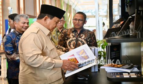 Presiden Prabowo Subianto bersama Direktur Utama BRI, Sunarso dan Direktur Utama Pegadaian Damar Latri Setiawan saat peluncuran Bank Emas atau Bullion Bank, Rabu (26/2/2025).