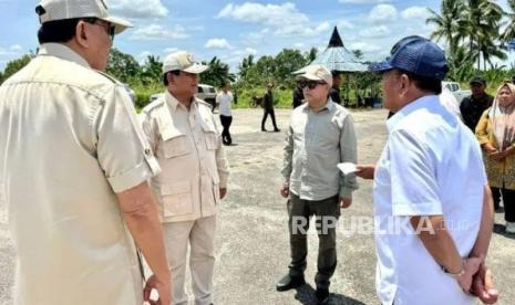 Presiden Prabowo Subianto bersama Menhan Sjafrie Sjamsoeddin dan pemilik Jhonlin Group Haji Isam.