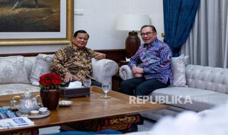 Presiden Prabowo Subianto bersama Perdana Menteri Malaysia Anwar Ibrahim.