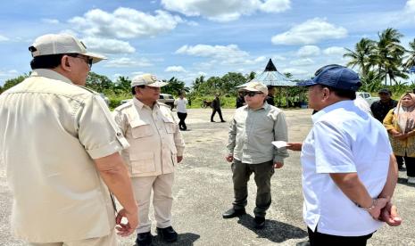 Presiden Prabowo Subianto bersama sejumlah menteri dan Haji Isam meninjau proyek cetak sawah sejuta hektare di Merauke, Papua Selatan, Ahad (3/11/2024).