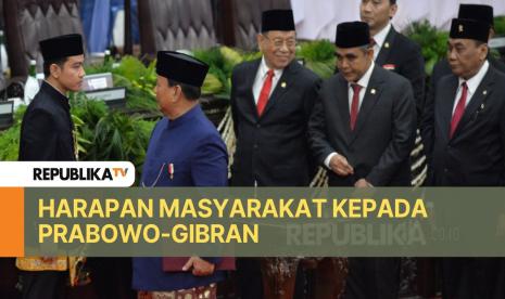 Presiden Prabowo Subianto dan Wakil Presiden Gibran Rakabuming Raka usai menerima berita acara pelantikan dalam sidang paripurna MPR dengan agenda  pelantikan Presiden dan Wakil Presiden periode 2024-2029 di Gedung Nusantara, Kompleks Parlemen, Senayan, Jakarta, Ahad (20/10/2024). Prabowo Subianto dan Gibran Rakabuming Raka resmi menjabat sebagai presiden dan wakil presiden periode 2024-2029 menggantikan presiden dan wakil presiden periode 2019-2024 Joko Widodo-Jusuf dan Maruf Amin.