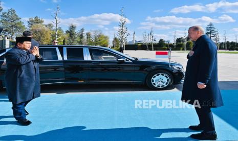 Presiden Prabowo Subianto disambut Presiden Turki Recep Tayyip Erdogan di Istana Kepresidenan Turki, Ankara, Kamis (11/4/2025).