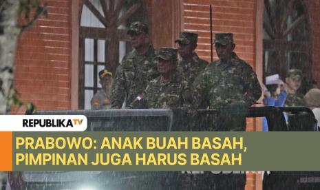 Presiden Prabowo Subianto hujan-hujanan saat melakukan pemeriksaan pasukan di Akmil Magelang.