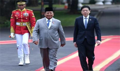 Presiden Prabowo Subianto (kedua kanan) berjalan bersama Perdana Menteri Singapura Lawrence Wong (kanan) saat memeriksa pasukan di Istana Merdeka, Jakarta Pusat, Rabu (6/11/2024). 