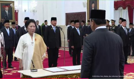 Presiden Prabowo Subianto melantik Mari Elka Pangestu sebagai wakil ketua Dewan Ekonomi Nasional (DEN) di Istana Negara, Jakarta Pusat, Selasa (5/11/2024).