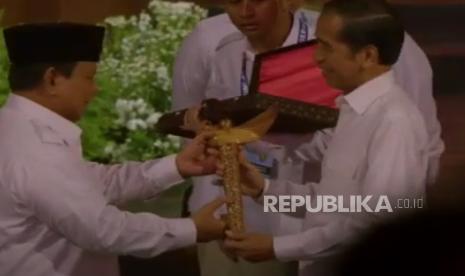 Presiden Prabowo Subianto  memberikan keris ke Joko Widodo, Sabtu (15/2/2025).