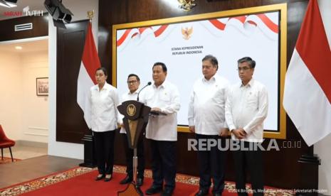 Presiden Prabowo Subianto memberikan keterangan pers terkait kenaikan rata-rata upah minimum nasional (UMN) sebesar 6,5 persen tahun 2025, Jumat (29/11/2024).