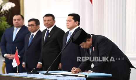 Presiden Prabowo Subianto meneken tiga produk hukum pembentukan BPI Danantara di Istana Kepresidenan Jakarta, Senin (24/2/2025).