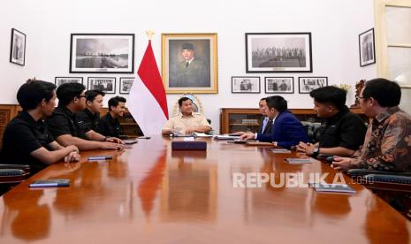 Presiden Prabowo Subianto menerima kunjungan Pandawara Group di Istana Merdeka, Jakarta Pusat pada Selasa (11/3/2025).