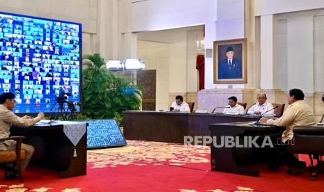 Presiden Prabowo Subianto menggelar video conference dengan para Sarjana Penggerak Pembangunan Indonesia (SPPI)  di Istana Kepresidenan Jakarta, Selasa (18/2/2025).