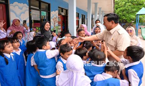 Presiden Prabowo Subianto meninjau program Makan Bergizi Gratis di SD Negeri 05 Jati dan TK Negeri 02, dan dapurnya di Pulo Gadung, Jakarta Timur, Senin (3/1/2025) pagi WIB.