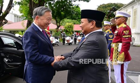 Presiden Prabowo Subianto menyalami Sekjen Partai Komunis Vietnam To Lam di halaman Istana Merdeka, Jakarta Pusat, Senin (10/3/2025) sore WIB.