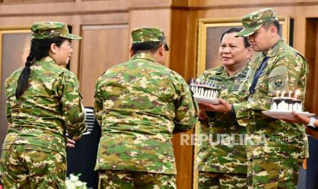 YakanaPresiden Prabowo Subianto merayakan ulang tahun Wali Kota Depok Supian Suri dan Wali Kota Singkawang Tjhai Chuo Mie di Ruang Husein Akmil, Kota Magelang, Jawa Tengah, Kamis (27/2/2025) malam WIB.