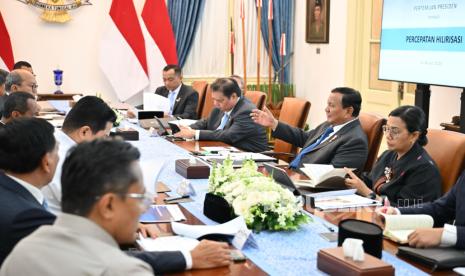 Presiden Prabowo Subianto rapat bersama Menko Airlangga Hartarto dan Menkeu Sri Mulyani Indrawati di Istana Kepresidenan Jakarta.