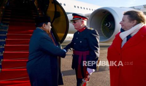 Presiden Prabowo Subianto saat mendarat di Bandara Stanste, London, Rabu (20/11/2024).