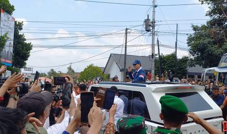 Presiden Prabowo Subianto saat meninggalkan Akmil Magelang, Jawa Tengah, Ahad (27/10/2024). Kepulangan Prabowo dilepas oleh ribuan warga yang berkumpul sejak pagi hari.