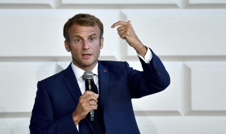 Presiden Prancis Emmanuel Macron berbicara selama kunjungannya ke Trinity College, Kamis, 26 Agustus 2021 di Dublin. 