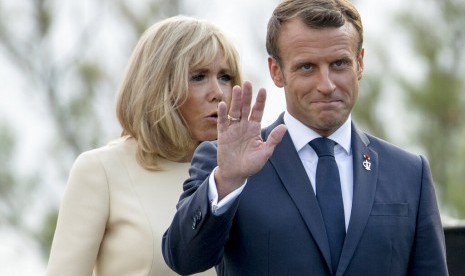 Macron Janjikan Warga Prancis Hidup Normal. Presiden Prancis Emmanuel Macron dan istrinya Brigitte Macron.