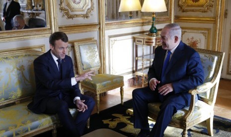 French President Emmanuel Macron (left) talks to Israeli PM Benjamin Netanyahu at Elysee Palace in Paris, France, on Sunday (December 10). Macron stated his refusal to recognize Jerusalem as Israel's capital.