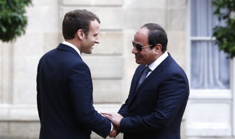 Presiden Prancis Emmanuel Macron (kiri) menyambut Presiden Mesir Abdel-Fattah el-Sisi