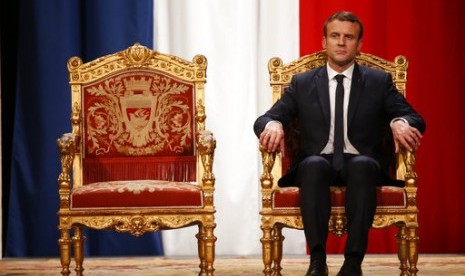 Presiden Prancis Emmanuel Macron mendengarkan saat Wali Kota Paris Anne Hidalgo memberikan sambutan di Hotel de Ville di Paris, Prancis, Ahad, 14 Mei 2017.