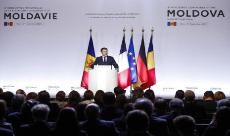 Presiden Prancis Emmanuel Macron menyampaikan pidato di Paris, Senin, 21 November 2022. Para diplomat mengumpulkan uang dan dukungan lainnya pada Senin untuk negara termiskin di Eropa, Moldova, yang mengalami pemadaman listrik besar-besaran, arus pengungsi yang deras, dan potensi ancaman keamanan dari perang di negara tetangga Ukraina.