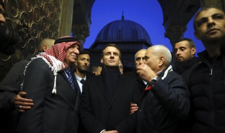 Kala Presiden Prancis Macron Naik Pitam pada Polisi Israel. Presiden Prancis Emmanuel Macron (tengah) mengunjungi komplek Masjid al-Aqsha di Yerusalem, Rabu (22/1).