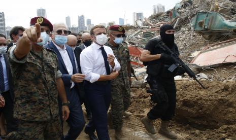 Presiden Prancis Emmanuel Macron, tengah, mengunjungi lokasi ledakan yang menghancurkan di pelabuhan Beirut, Lebanon, Kamis 6 Agustus 2020. Presiden Prancis Emmanuel Macron telah tiba di Beirut untuk menawarkan dukungan Prancis ke Lebanon setelah ledakan pelabuhan yang mematikan itu.