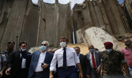 Presiden Prancis Emmanuel Macron, tengah, mengunjungi lokasi ledakan yang menghancurkan di pelabuhan Beirut, Lebanon, Kamis 6 Agustus 2020. Presiden Prancis Emmanuel Macron telah tiba di Beirut untuk menawarkan dukungan Prancis ke Lebanon setelah ledakan pelabuhan yang mematikan itu.