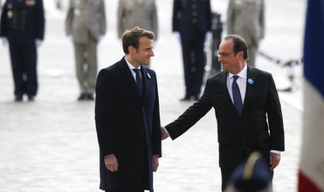 Presiden Prancis Francois Hollande (kanan) bersama presiden terpilih Emmanuel Macron saat upacara Victory Day di Paris, Prancis, Senin, 8 Mei 2017.