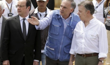 Presiden Prancis Francois Hollande (kiri) dan Presiden Kolombia Juan Manuel Santos (kanan) mendengarkan penjelasan Perwakilan PBB untuk Perdamaian Kolombia Jean Arnault di La Venta, Kolombia selatan, 24 Januari 2017.