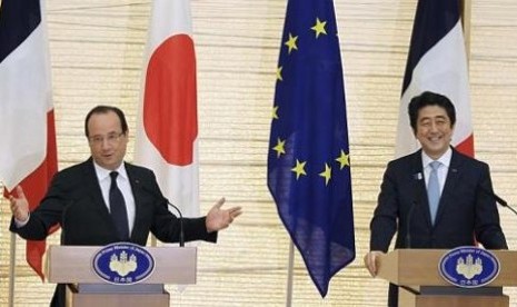 Presiden Prancis Francois Hollande (kiri) dengan PM Jepang, Shinzo Abe dalam konferensi per bersama di kediaman resmi sang perdana menteri di Tokyo, Jumat (7/6)