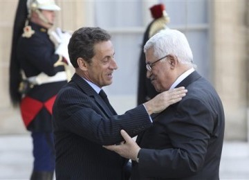 Presiden Prancis, Nicolas Sarkozy (kiri), dan Presiden Palestina, Mahmoud Abbas, melakukan pertemuan di Paris.