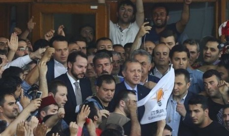 Presiden Presiden Turki Recep Tayyip Erdogan (tengah) 