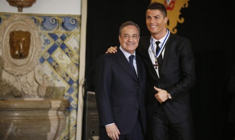 Presiden Real Madrid, Florentino Perez bersama Cristiano Ronaldo.