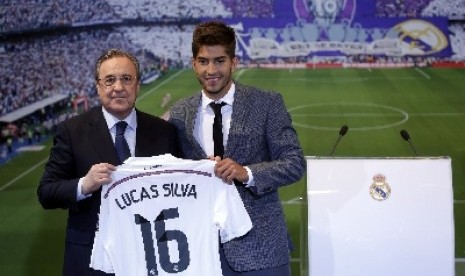 Presiden Real Madrid Florentino Perez (kiri) di Santiago Bernabeu.