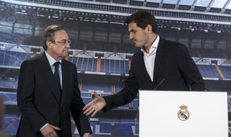 Presiden Real Madrid Florentino Perez (kiri) bersama Iker Casillas.