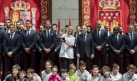 Presiden Regional Madrid Cristina Cifuentes (tengah), berpose dengan tim sepak bola Real Madrid untuk merayakan kemenangan di Istana Pemerintah Madrid.