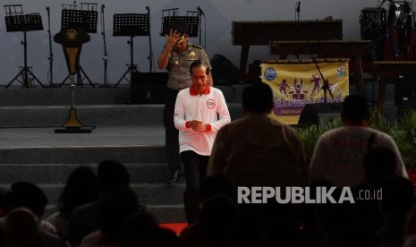 Presiden Republik Indonesia Ir. H Joko Widodo berjalan untuk kembali ke tempat duduknya usai memberikan pidato kenegaraannya dalam peringatan hari anti narkoba internasional yang diadakan di Jakarta, Ahad (26/6).  (Republika/Raisan Al Farisi)