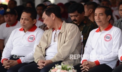  Presiden Republik Indonesia Ir. H Joko Widodo (kanan) bersama Kepala BNN Budi Waseso (kiri) dan Menkopolhukam Luhut Binsar Panjaitan (tengah) hadir dalam peringatan hari anti narkoba internasional yang diadakan di Jakarta, Ahad (26/6). (Republika/Raisan A