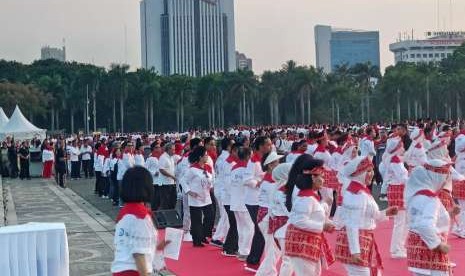 Presiden Republik Indonesia Joko Widodo dan sejumlah menteri melakukan senam poco-poco bersama 65 ribu orang di Silang Monumen Nasional, Jakarta Pusat, Ahad (5/8).