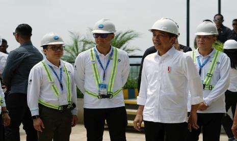 Presiden Republik Indonesia Joko Widodo (dua dari kanan) bersama Direktur Utama PLN Darmawan Prasodjo (dua dari kiri), CEO Kompas Gramedia Lilik Oetama (kanan), dan Pemimpin Redaksi Harian Kompas Sutta Dharmasaputra (kiri) saat meninjau lokasi pembangunan Istana Presiden di Kawasan Inti Pusat Pemerintahan, Ibu Kota Nusantara, Kamis (2/11/2023).