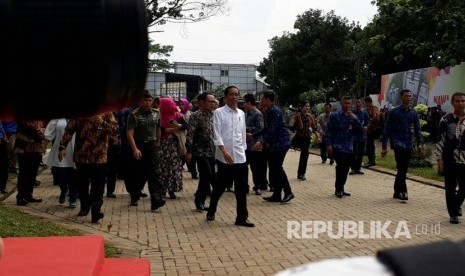 Presiden Republik Indonesia Joko Widodo hadiri peletakkan batu pertama rusunami khusus masyarakat berpenghasilan rendah (MBR) di Loft Villes, Jalan Raya Bukit Serua, Kota Tangerang Selatan, Kamis (27/4).