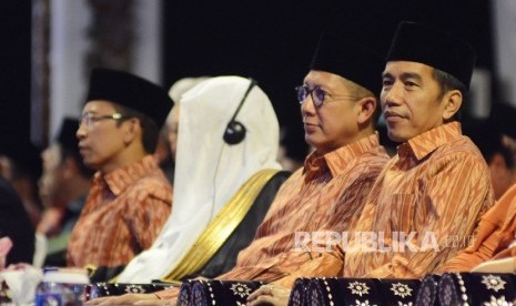 Presiden Republik Indonesia Joko Widodo (kanan) bersama Menteri Agama Lukman Hakim Saifuddin (kedua kanan) dan Gubernur Nusa Tenggara Barat Muhammad Zainul Majdi (kiri) menghadiri pembukaan MTQ Nasional Ke-XXVI di Islamic Center Kota Mataram, Nusa Tenggara