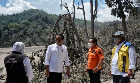 Presiden Republik Indonesia Joko Widodo (kedua kiri) didampingi Menteri PUPR Basuki Hadimuljono (kanan) Gubernur Jawa Timur Khofifah Indar Parawansa (kiri) dan Bupati Kabupaten Lumajang Thoriqul Haq (kedua kanan) saat meninjau jembatan Gladak Perak yang terputus akibat longsoran material erupsi Gunung Semeru di Dusun Kamar Kajang, Desa Sumberwuluh, Kecamatan Candipuro, Kabupaten Lumajang, Jawa Timur, Selasa (7/12).