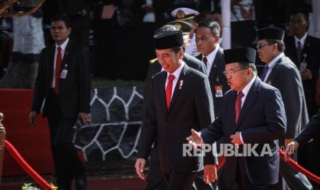 Presiden Republik Indonesia Joko Widodo (kiri) berbincang bersama Wakil Presiden Republik Indonesia Jusuf Kalla (kanan) seusai mengikuti upacara peringatan Hari Kesaktian Pancasila di Monumen Pancasila Sakti, Lubang Buaya, Jakarta, Sabtu (1/10).