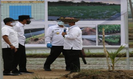 Presiden Republik Indonesia Joko Widodo melakukan kunjungan lapangan ke Desa Belanti Siam, Kecamatan Pandih Batu, Kabupaten Pulang Pisau Provinsi Kalimantan Tengah (Kalteng). Kunjungan ini dalam rangka meninjau lumbung pangan (food estate), proses olah tanah dan  tanam padi, keramba ikan, serta peternakan bebek.